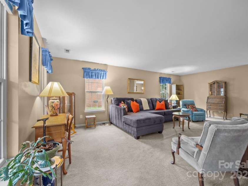 1401 Thompson Avenue, Charlotte, NC 28216.  MLS# CAR4251169, YatesRealty ID 15680. 