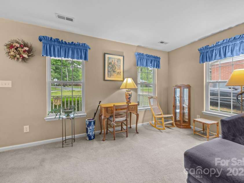 1401 Thompson Avenue, Charlotte, NC 28216.  MLS# CAR4251169, YatesRealty ID 15680. 