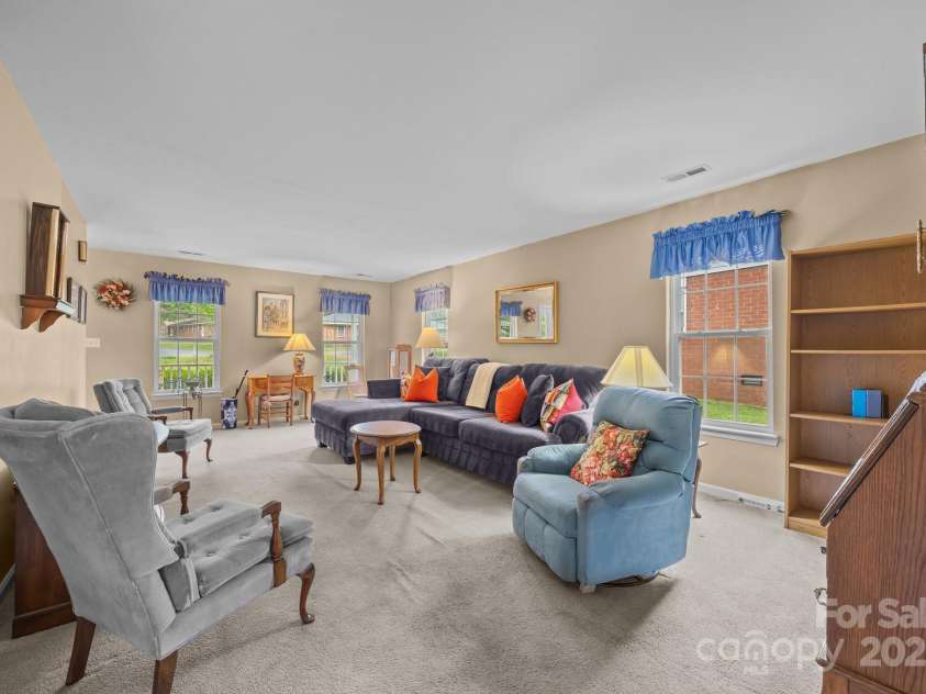 1401 Thompson Avenue, Charlotte, NC 28216.  MLS# CAR4251169, YatesRealty ID 15680. 
