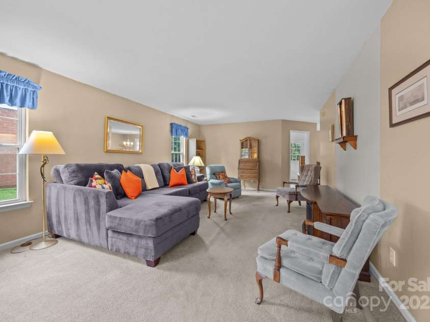 1401 Thompson Avenue, Charlotte, NC 28216.  MLS# CAR4251169, YatesRealty ID 15680. 