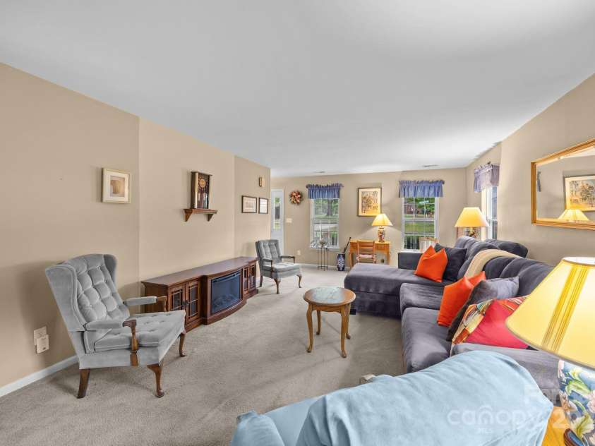 1401 Thompson Avenue, Charlotte, NC 28216.  MLS# CAR4251169, YatesRealty ID 15680. 