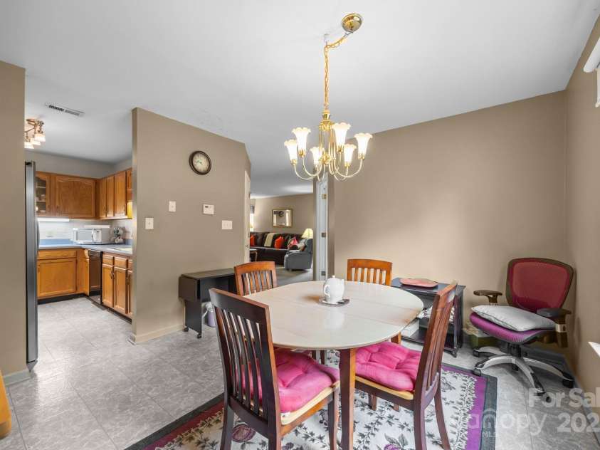 1401 Thompson Avenue, Charlotte, NC 28216.  MLS# CAR4251169, YatesRealty ID 15680. 