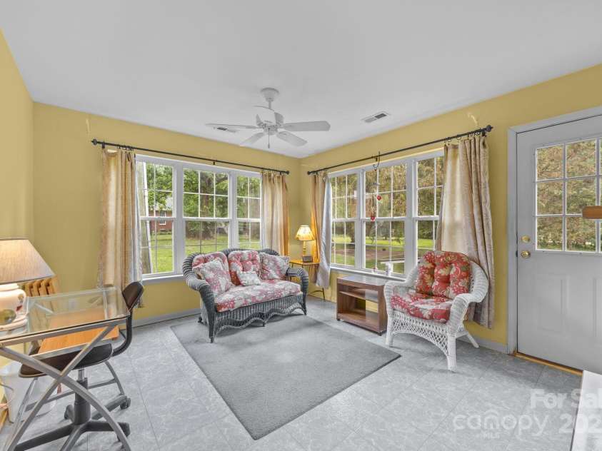 1401 Thompson Avenue, Charlotte, NC 28216.  MLS# CAR4251169, YatesRealty ID 15680. 