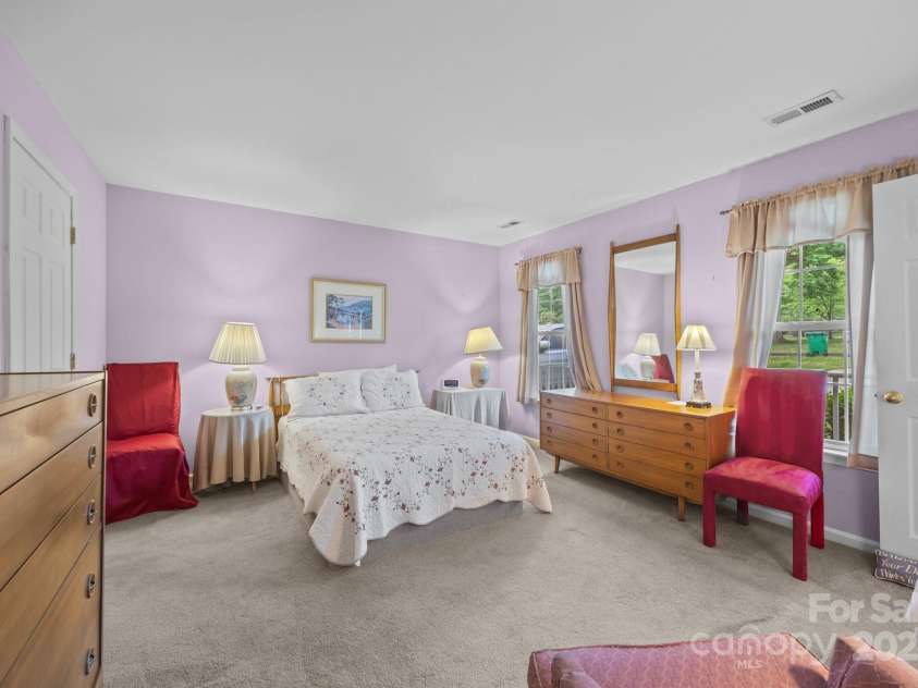 1401 Thompson Avenue, Charlotte, NC 28216.  MLS# CAR4251169, YatesRealty ID 15680. 