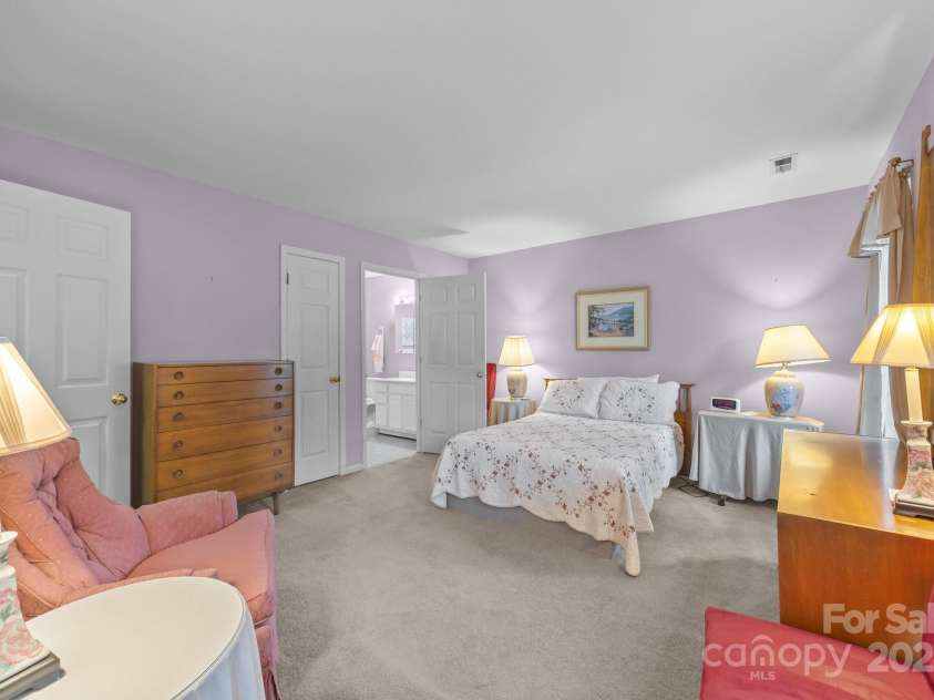 1401 Thompson Avenue, Charlotte, NC 28216.  MLS# CAR4251169, YatesRealty ID 15680. 