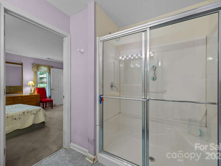 1401 Thompson Avenue, Charlotte, NC 28216.  MLS# CAR4251169, YatesRealty ID 15680. 