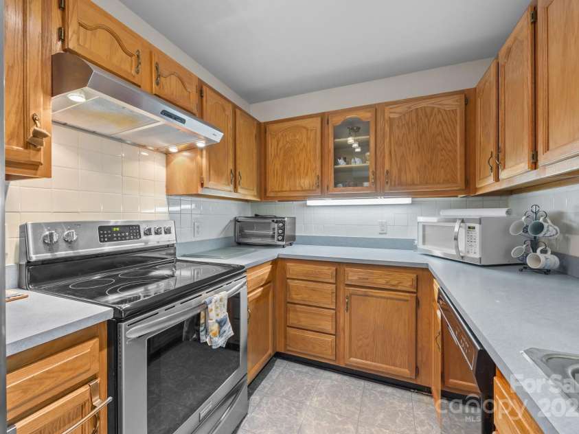 1401 Thompson Avenue, Charlotte, NC 28216.  MLS# CAR4251169, YatesRealty ID 15680. 