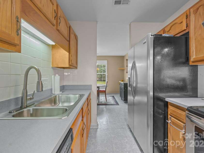1401 Thompson Avenue, Charlotte, NC 28216.  MLS# CAR4251169, YatesRealty ID 15680. 
