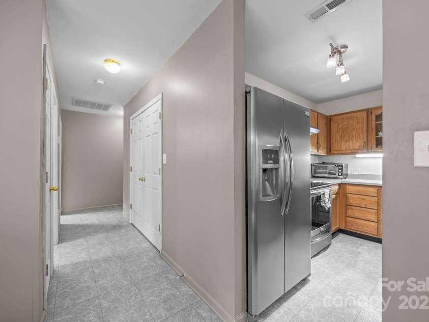 1401 Thompson Avenue, Charlotte, NC 28216.  MLS# CAR4251169, YatesRealty ID 15680. 