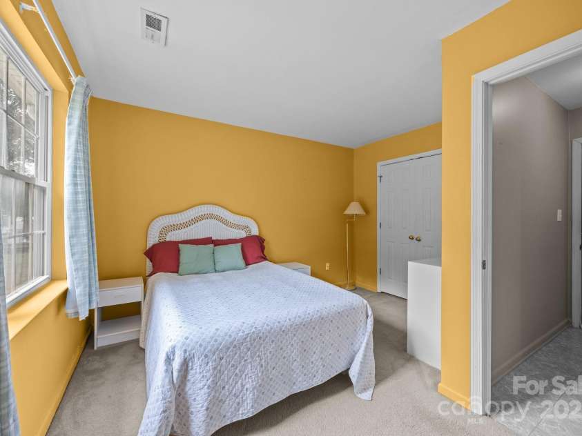 1401 Thompson Avenue, Charlotte, NC 28216.  MLS# CAR4251169, YatesRealty ID 15680. 