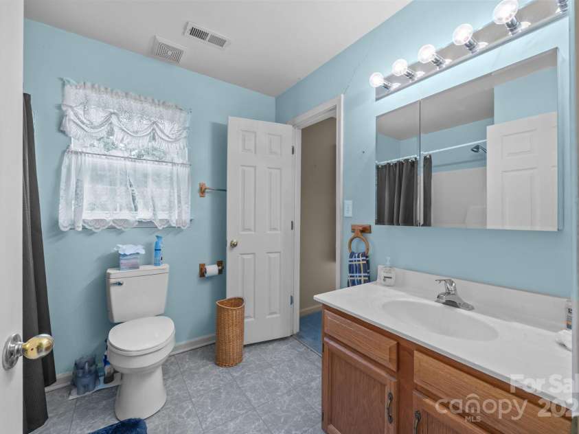 1401 Thompson Avenue, Charlotte, NC 28216.  MLS# CAR4251169, YatesRealty ID 15680. 