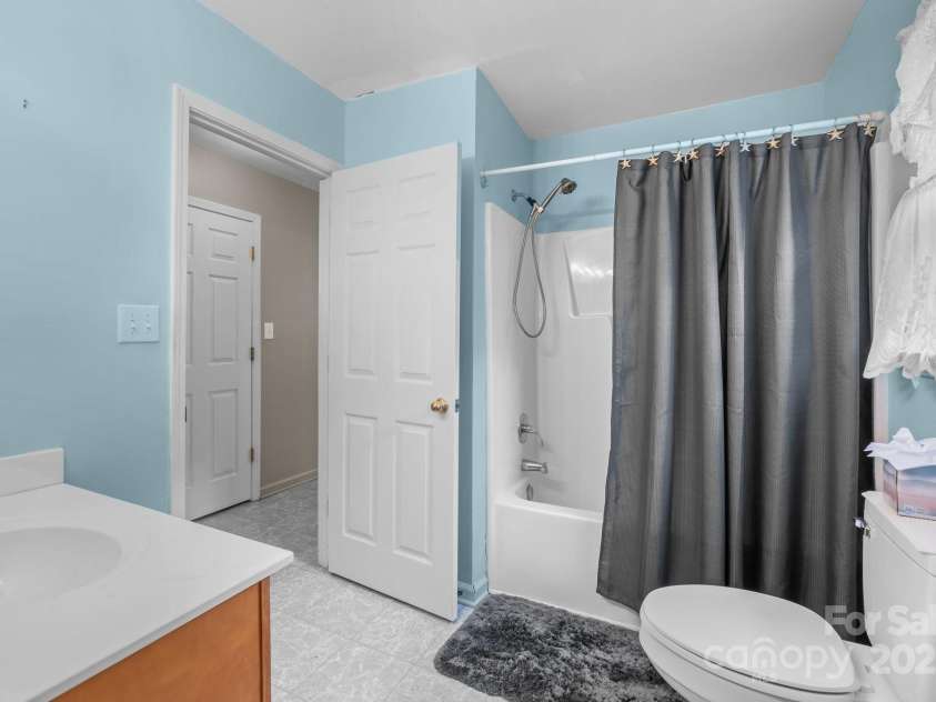 1401 Thompson Avenue, Charlotte, NC 28216.  MLS# CAR4251169, YatesRealty ID 15680. 