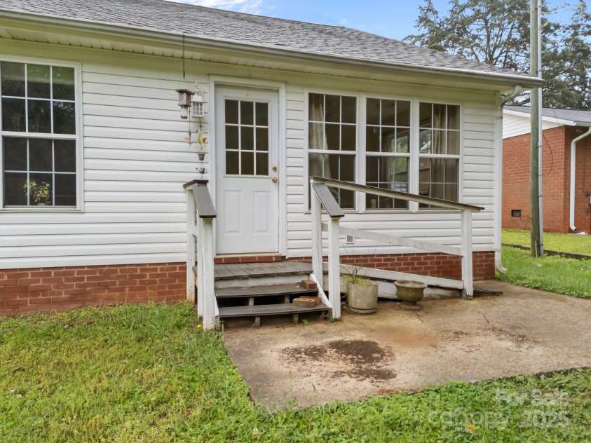 1401 Thompson Avenue, Charlotte, NC 28216.  MLS# CAR4251169, YatesRealty ID 15680. 