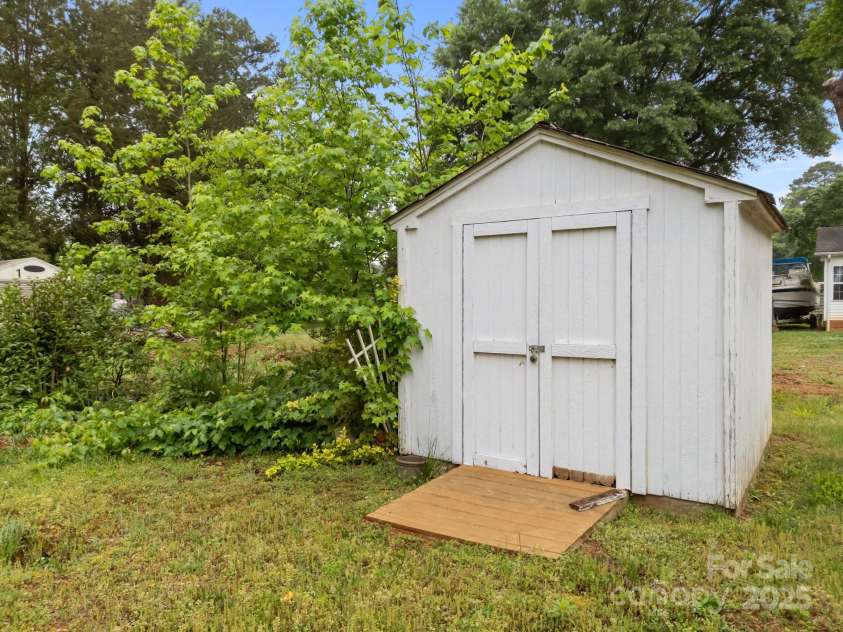 1401 Thompson Avenue, Charlotte, NC 28216.  MLS# CAR4251169, YatesRealty ID 15680. 