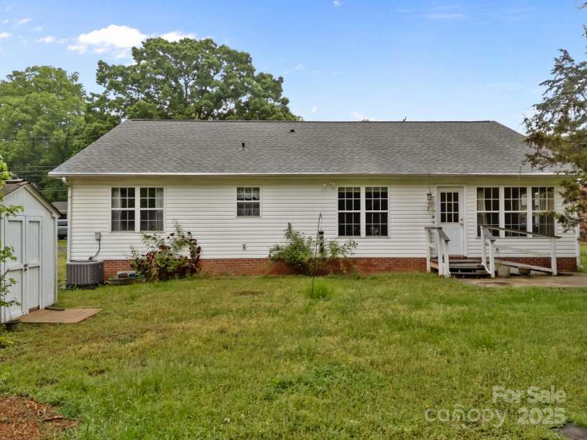 1401 Thompson Avenue, Charlotte, NC 28216.  MLS# CAR4251169, YatesRealty ID 15680. 