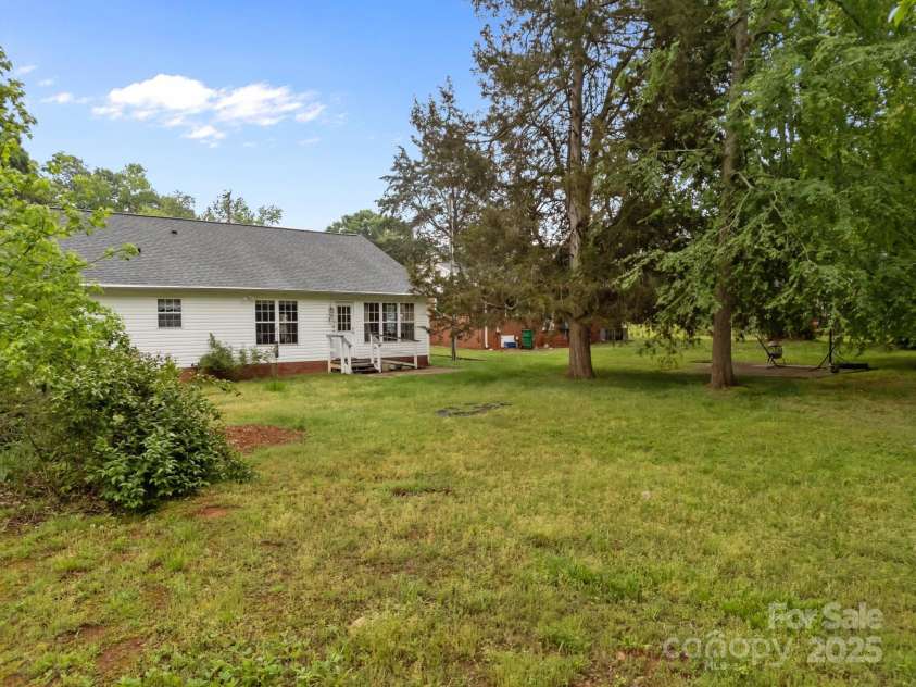1401 Thompson Avenue, Charlotte, NC 28216.  MLS# CAR4251169, YatesRealty ID 15680. 