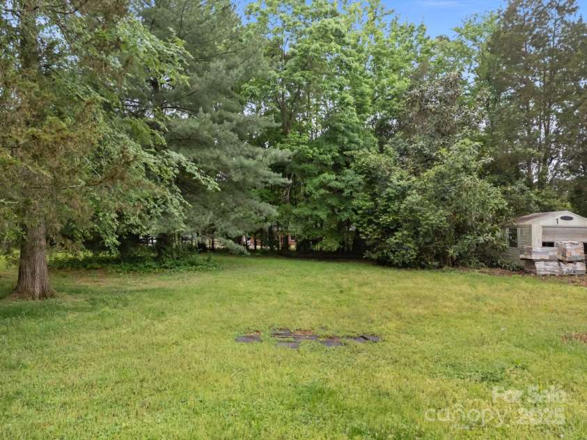 1401 Thompson Avenue, Charlotte, NC 28216.  MLS# CAR4251169, YatesRealty ID 15680. 