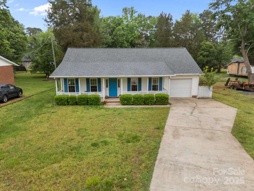 1401 Thompson Avenue, Charlotte, NC 28216.  MLS# CAR4251169, YatesRealty ID 15680. 