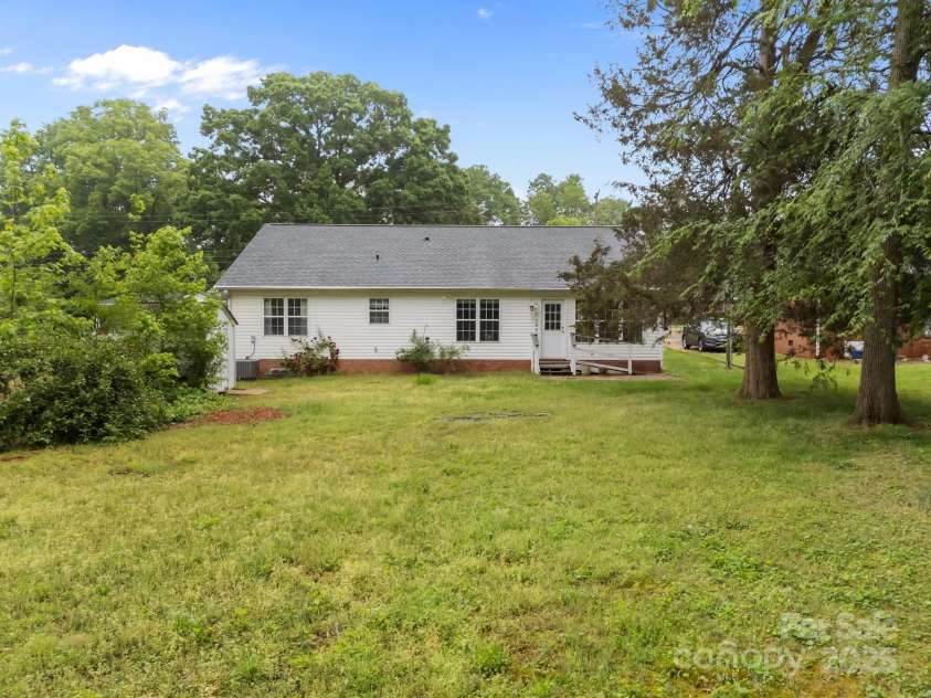 1401 Thompson Avenue, Charlotte, NC 28216.  MLS# CAR4251169, YatesRealty ID 15680. 