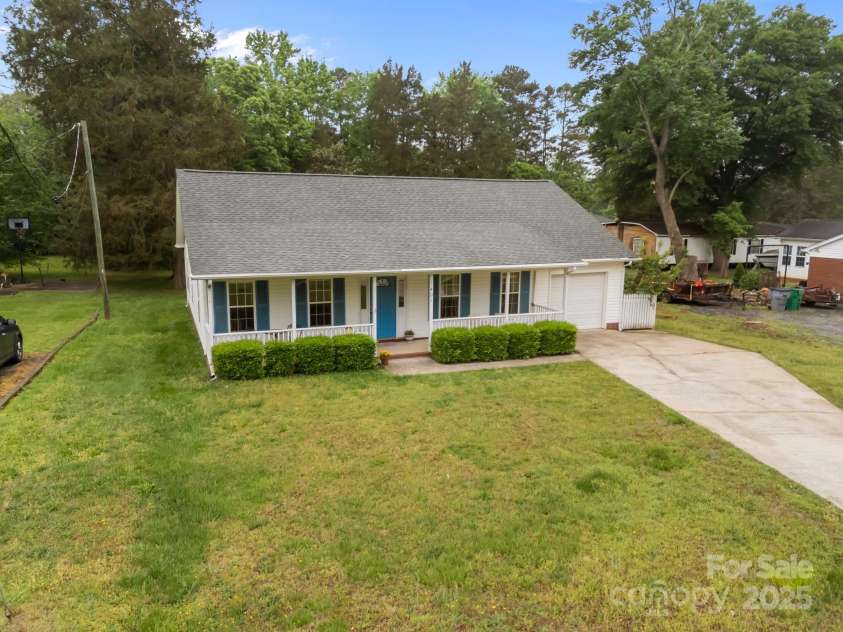 1401 Thompson Avenue, Charlotte, NC 28216.  MLS# CAR4251169, YatesRealty ID 15680. 