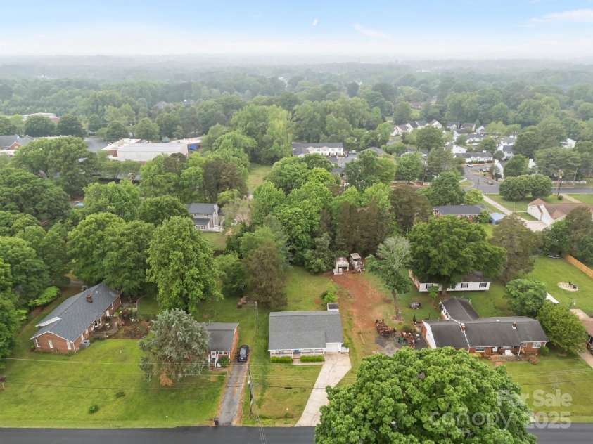 1401 Thompson Avenue, Charlotte, NC 28216.  MLS# CAR4251169, YatesRealty ID 15680. 