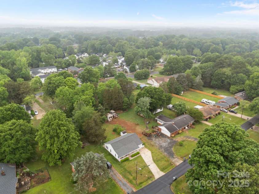 1401 Thompson Avenue, Charlotte, NC 28216.  MLS# CAR4251169, YatesRealty ID 15680. 