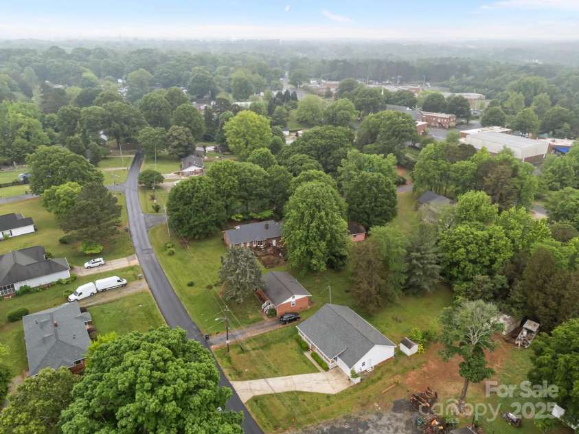 1401 Thompson Avenue, Charlotte, NC 28216.  MLS# CAR4251169, YatesRealty ID 15680. 
