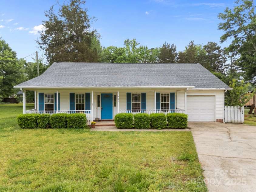 1401 Thompson Avenue, Charlotte, NC 28216.  MLS# CAR4251169, YatesRealty ID 15680. 