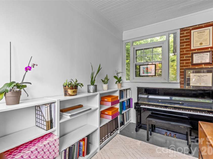 2005 Scott Avenue, Charlotte, NC 28203.  MLS# CAR4360513, YatesRealty ID 15680. 