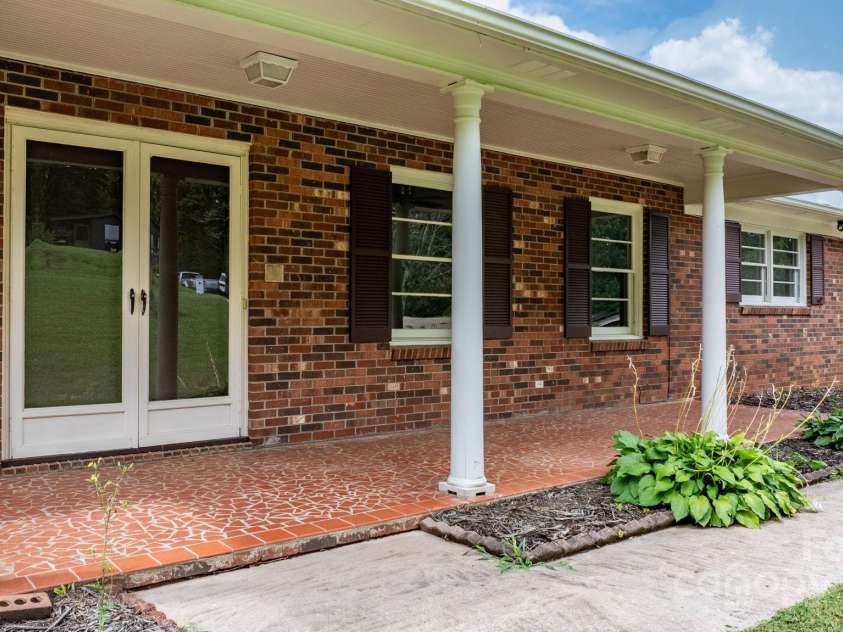 114 Joe Teague Road, Hickory, NC 28601.  MLS# CAR4276648, YatesRealty ID 15681. Covered Front Porch