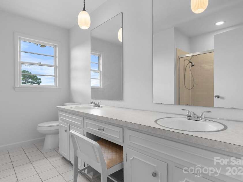 114 Joe Teague Road, Hickory, NC 28601.  MLS# CAR4276648, YatesRealty ID 15681. Full Bath on Main off Hallway