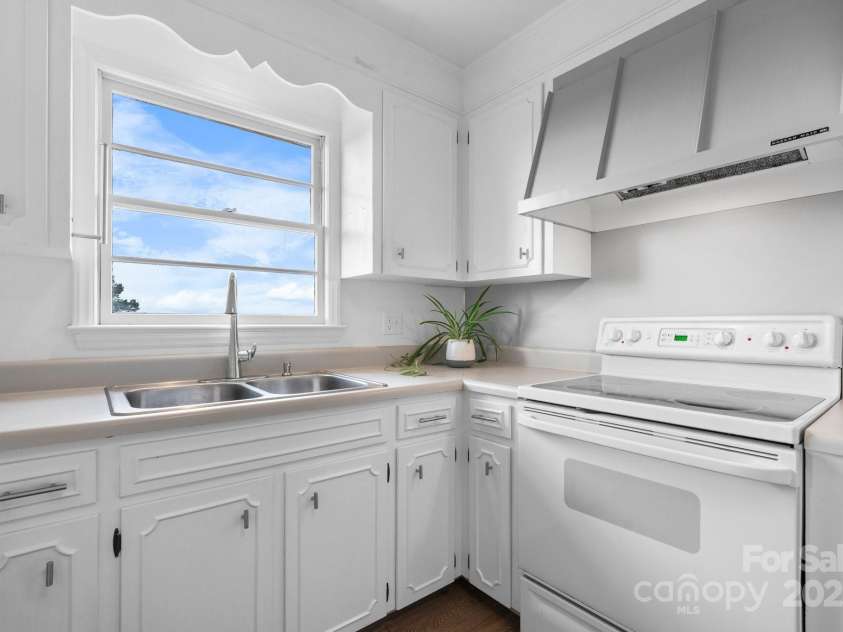 114 Joe Teague Road, Hickory, NC 28601.  MLS# CAR4276648, YatesRealty ID 15681. Kitchen