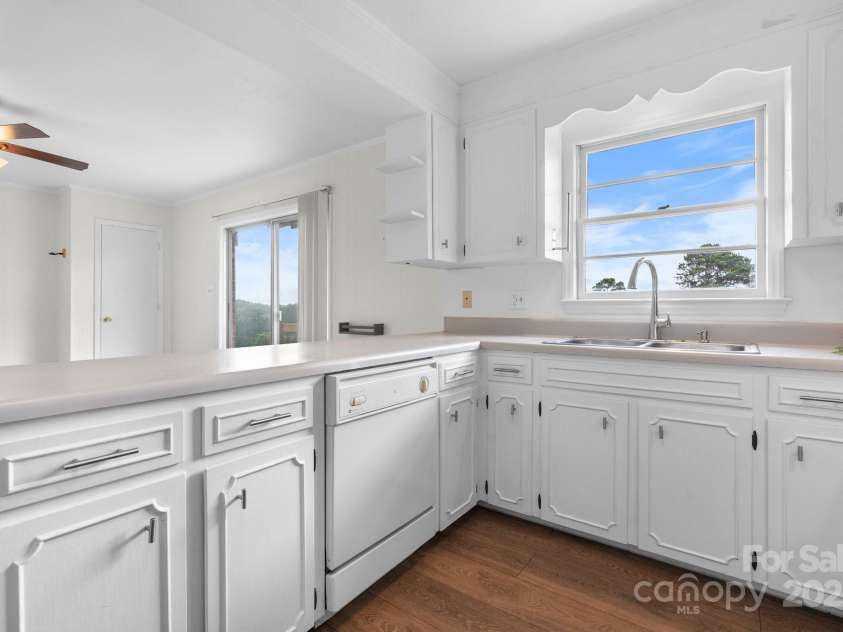 114 Joe Teague Road, Hickory, NC 28601.  MLS# CAR4276648, YatesRealty ID 15681. Kitchen