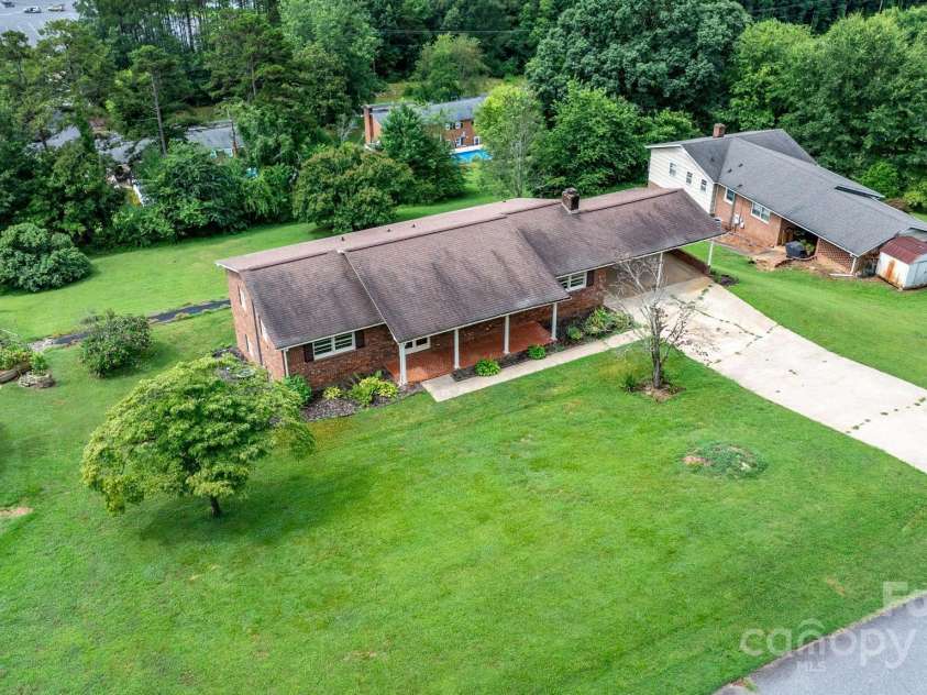 114 Joe Teague Road, Hickory, NC 28601.  MLS# CAR4276648, YatesRealty ID 15681. Large Front Yard
