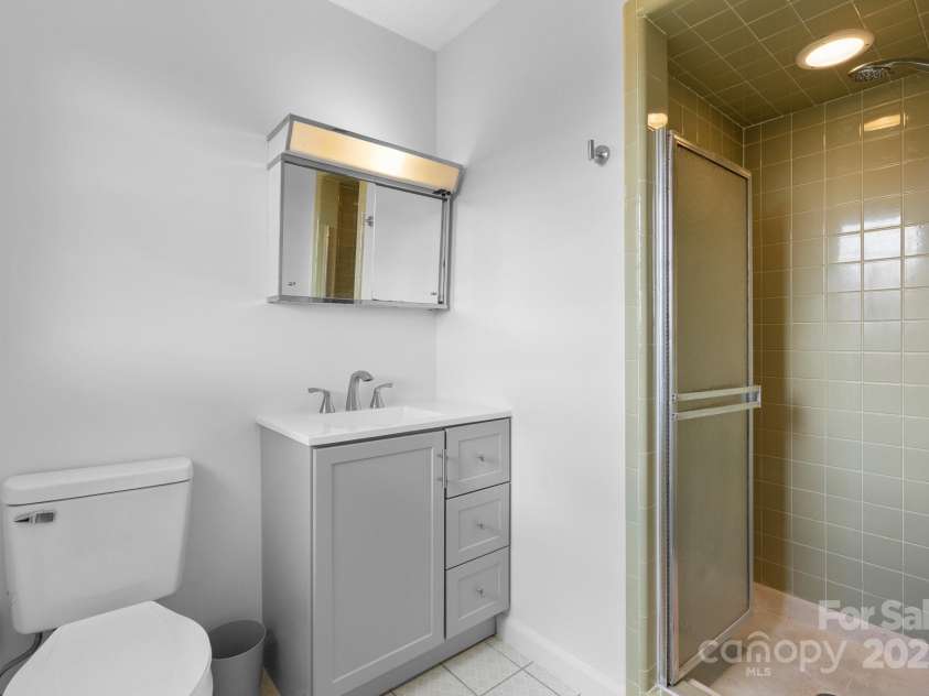 114 Joe Teague Road, Hickory, NC 28601.  MLS# CAR4276648, YatesRealty ID 15681. Primary Bath