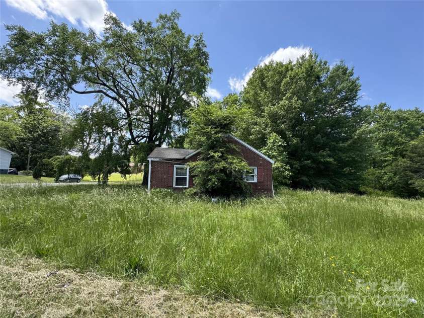 31 Conrad Street, Lexington, NC 27295.  MLS# CAR4255553, YatesRealty ID 15682. 