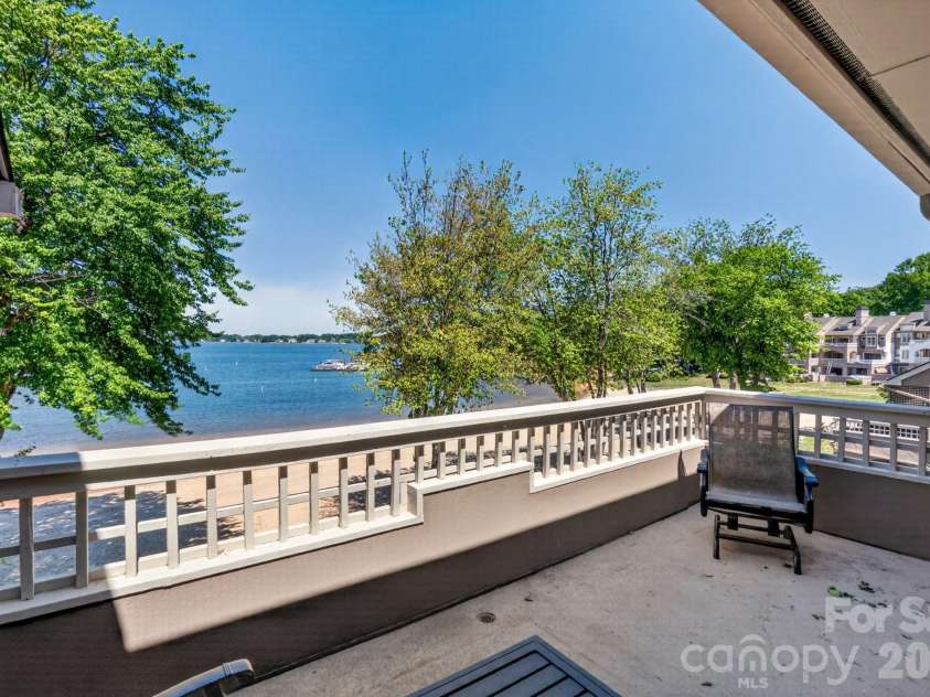 605 Portside Drive, Davidson, NC 28036.  MLS# CAR4374154, YatesRealty ID 15683. 