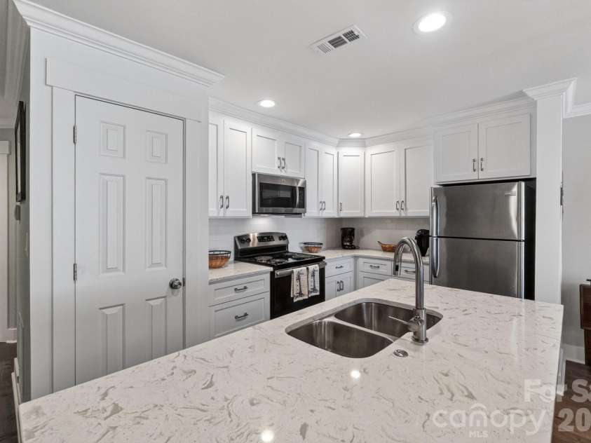 605 Portside Drive, Davidson, NC 28036.  MLS# CAR4374154, YatesRealty ID 15683. 