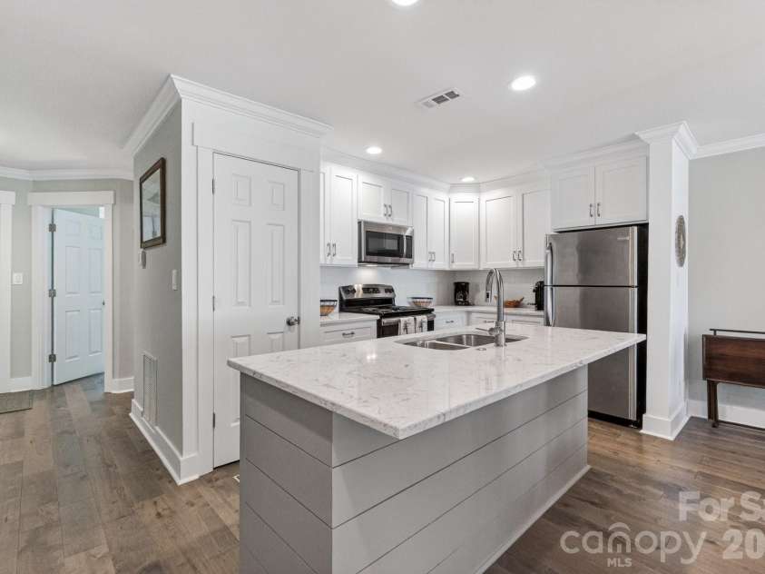605 Portside Drive, Davidson, NC 28036.  MLS# CAR4374154, YatesRealty ID 15683. 