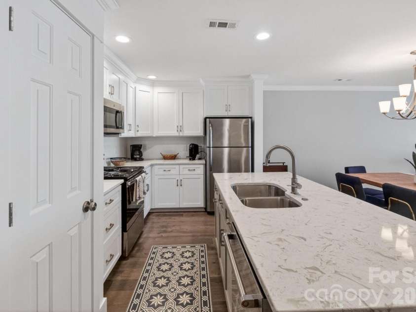 605 Portside Drive, Davidson, NC 28036.  MLS# CAR4374154, YatesRealty ID 15683. 