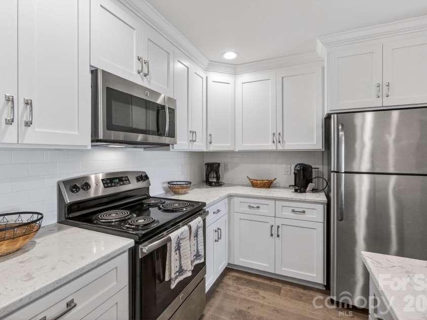 605 Portside Drive, Davidson, NC 28036.  MLS# CAR4374154, YatesRealty ID 15683. 