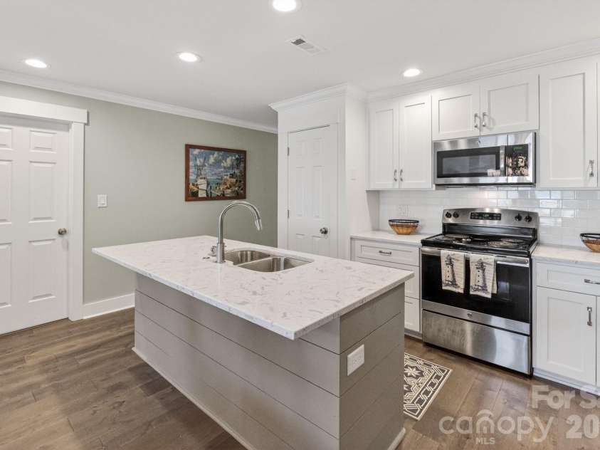 605 Portside Drive, Davidson, NC 28036.  MLS# CAR4374154, YatesRealty ID 15683. 