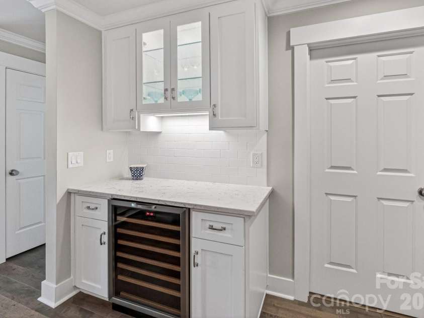 605 Portside Drive, Davidson, NC 28036.  MLS# CAR4374154, YatesRealty ID 15683. 