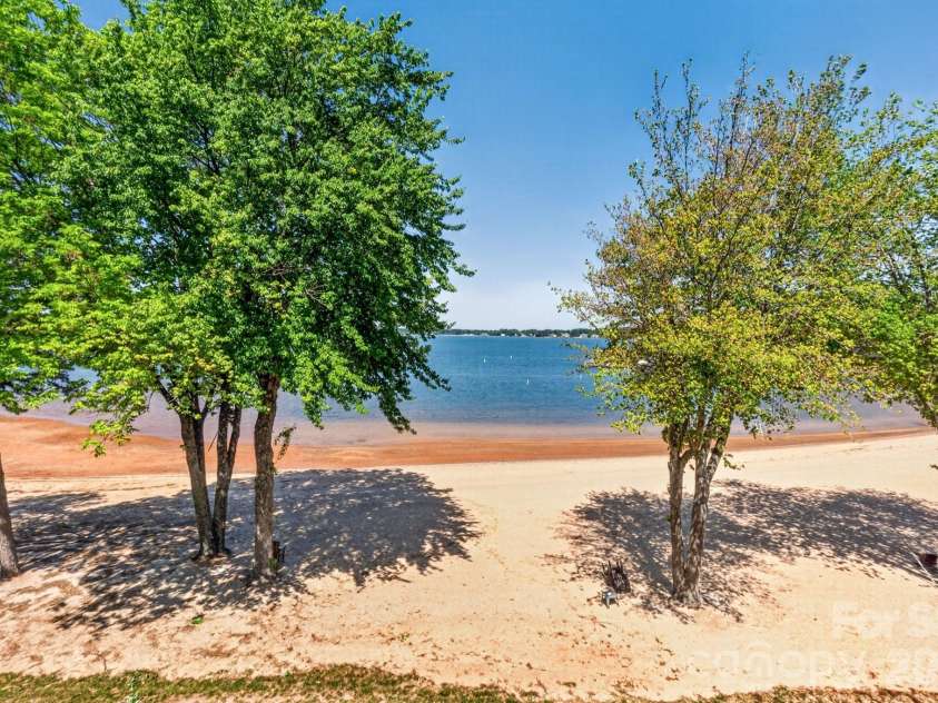 605 Portside Drive, Davidson, NC 28036.  MLS# CAR4374154, YatesRealty ID 15683. 