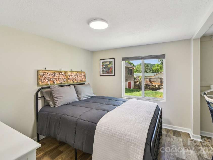 9 Circle Drive, Black Mountain, NC 28711.  MLS# CAR4260626, YatesRealty ID 15687. Bedroom
