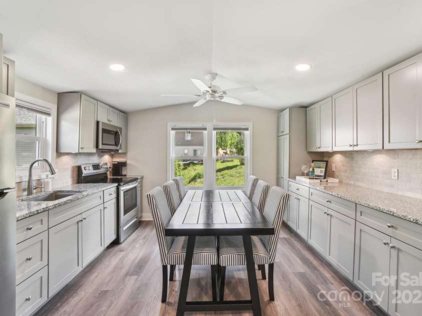 9 Circle Drive, Black Mountain, NC 28711.  MLS# CAR4260626, YatesRealty ID 15687. Dining/Kitchen area with vaulted ceilings.