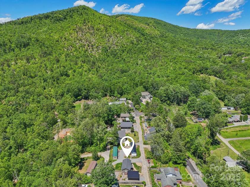 9 Circle Drive, Black Mountain, NC 28711.  MLS# CAR4260626, YatesRealty ID 15687. Easy access to beauty and downtown Black Mountain.