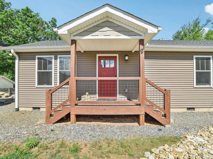 9 Circle Drive, Black Mountain, NC 28711.  MLS# CAR4260626, YatesRealty ID 15687. Front porch