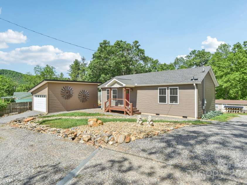 9 Circle Drive, Black Mountain, NC 28711.  MLS# CAR4260626, YatesRealty ID 15687. It's site built with a detached 1-car garage
