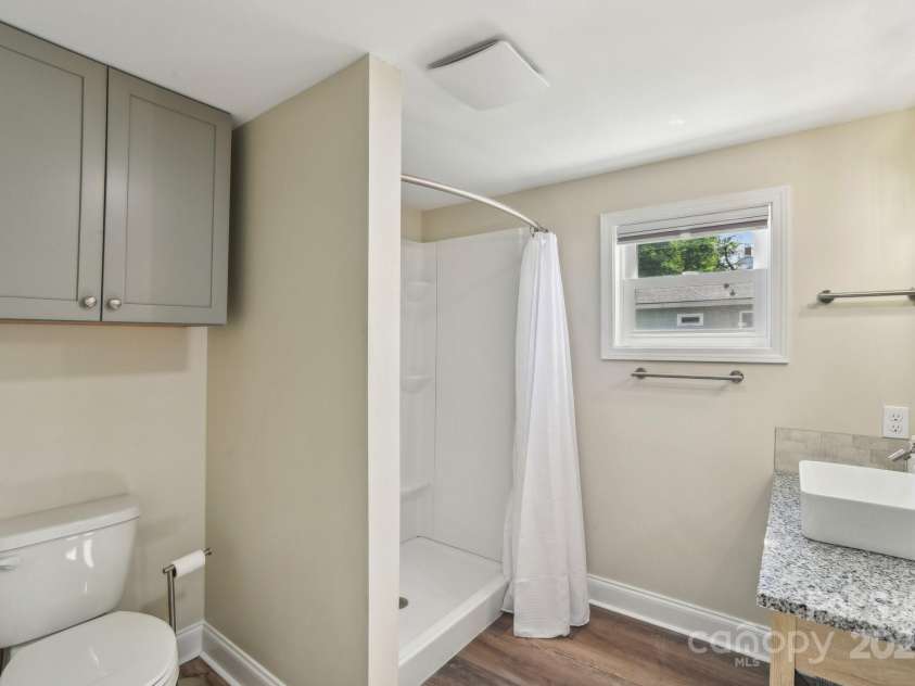 9 Circle Drive, Black Mountain, NC 28711.  MLS# CAR4260626, YatesRealty ID 15687. Large bath.